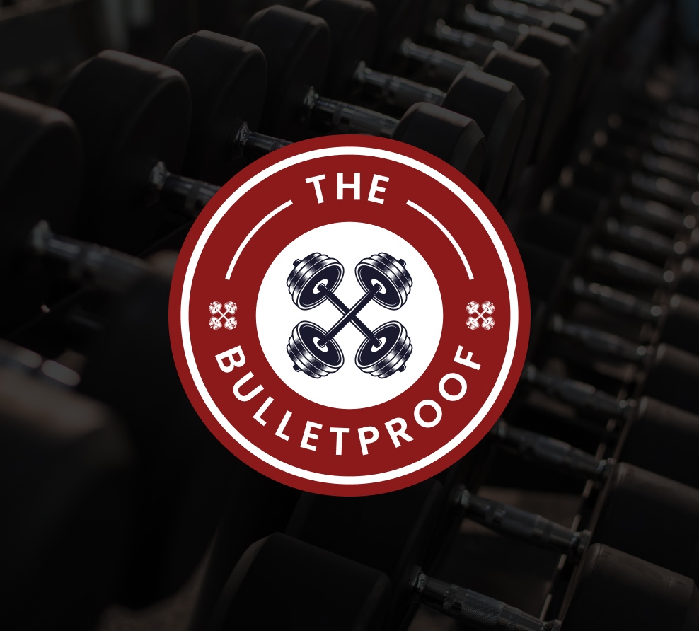 the bulletproof logotyp mot bakgrund av hantlar